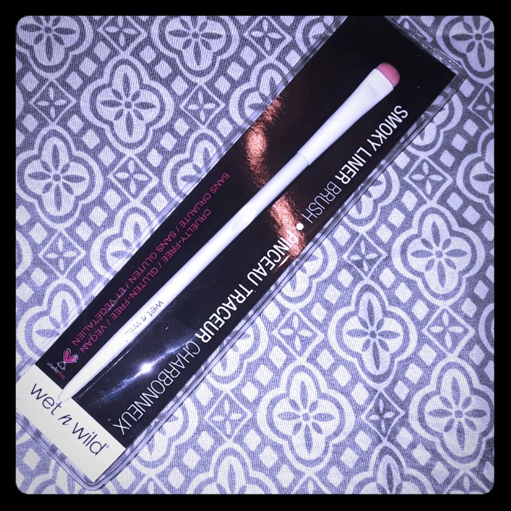 Smoky liner brush